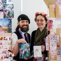 2 Verkäufer:innen an ihrem Sticker-Stand auf der Manga Comic Con 2025 2 Verkäufer:innen an ihrem Sticker-Stand auf der Manga Comic Con 2025