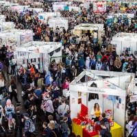 Große Messehalle mit vielen Besucher:innen und zahlreichen Ständen auf der Manga Comic Con 2025 Große Messehalle mit vielen Besucher:innen und zahlreichen Ständen auf der Manga Comic Con 2025
