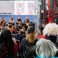 Bühnengespräch mit fünf Sprecher:innen auf der Manga Comic Con 2025 vor großem Publikum Bühnengespräch mit fünf Sprecher:innen auf der Manga Comic Con 2025 vor großem Publikum