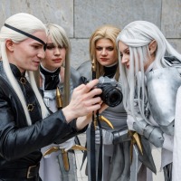Vier Cosplayer:innen mit langen weißen Perücken schauen gemeinsam auf eine Kamera bei der Manga Comic Con 2025 Vier Cosplayer:innen mit langen weißen Perücken schauen gemeinsam auf eine Kamera bei der Manga Comic Con 2025