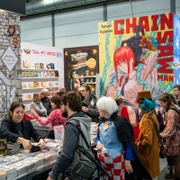 Besucher:innen stehen Schlange an einem Messestand auf der Manga-Comic-Con 2025 Besucher:innen stehen Schlange an einem Messestand auf der Manga-Comic-Con 2025