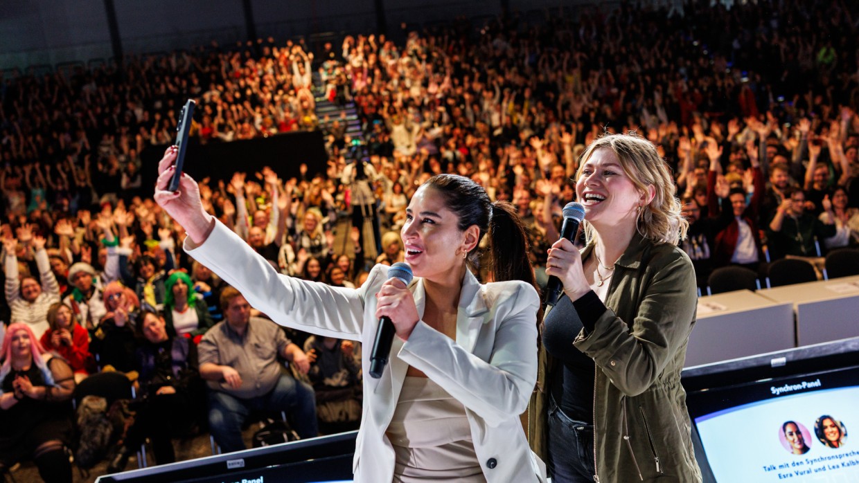 Esra Vural macht ein Selfie auf der Großen Bühne der Manga-Comic-Con 2025 vor vollbesetztem Publikum Esra Vural macht ein Selfie auf der Großen Bühne der Manga-Comic-Con 2025 vor vollbesetztem Publikum