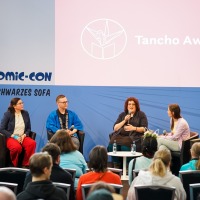 Tancho Award Ankündigung auf der Manga-Comic-Con 2025 in einem Panel mit 4 Teilnehmer:innen im Comicforum Schwarzes Sofa Tancho Award Ankündigung auf der Manga-Comic-Con 2025 in einem Panel mit 4 Teilnehmer:innen im Comicforum Schwarzes Sofa