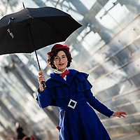 Mary Poppins Cosplayerin mit Schirm auf der Manga-Comic-Con Mary Poppins Cosplayerin mit Schirm auf der Manga-Comic-Con